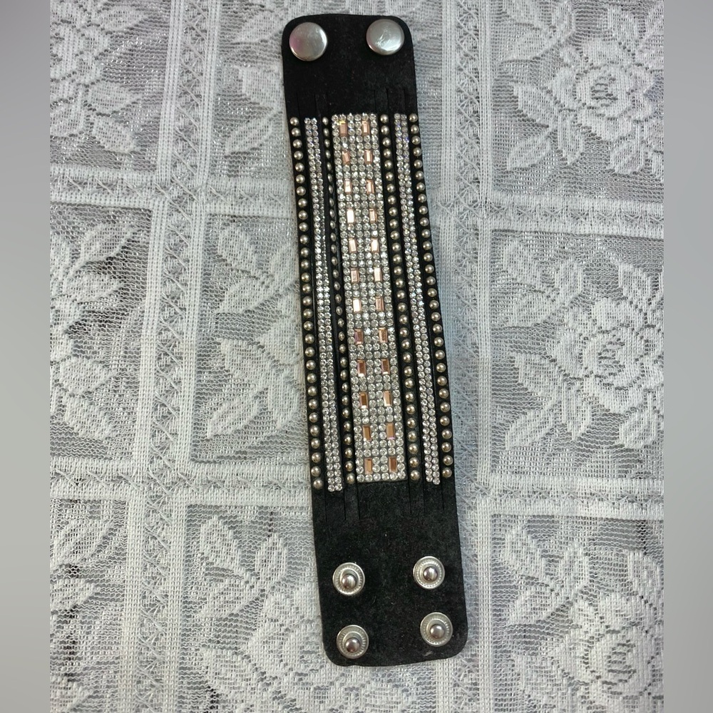 🌷 Y2K 🌷 Suede Type Black and Silver Crystal Snap Button Bracelet - Picture 7 of 8